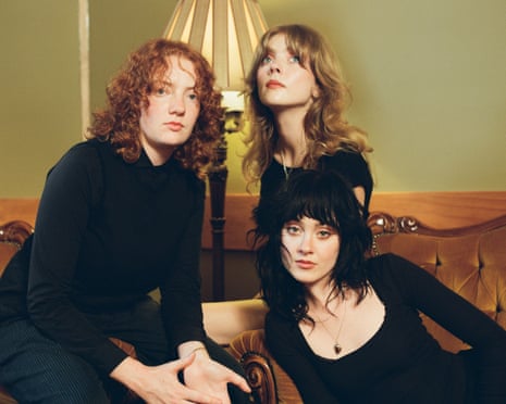 Lyrics, Chords & Download Song Folk Bitch Trio – Analogue